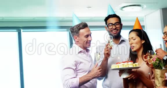 管理人员庆祝同事生日视频的预览图