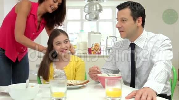 家庭在丈夫上班前吃早餐视频的预览图