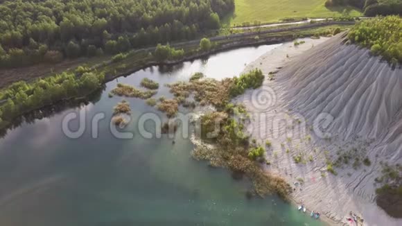 空中景观沙丘的采石场与池塘和废弃的监狱在Rummu爱沙尼亚欧洲视频的预览图