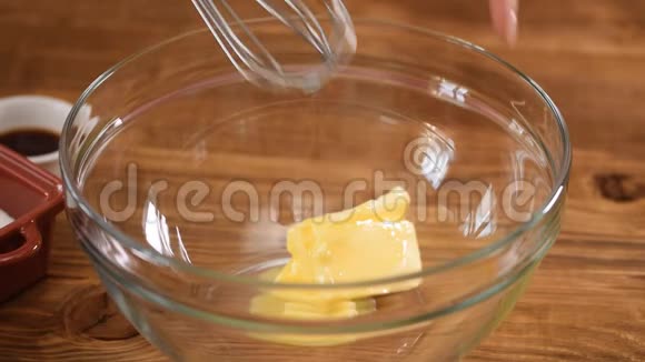 把黄油和糖混在碗里视频的预览图