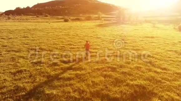 在绿油油的草地上飞过运动员山上日落视频的预览图