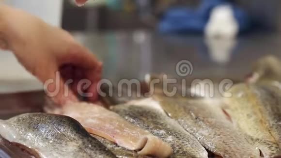 切鱼准备专业厨房视频的预览图