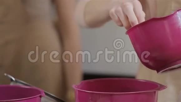 烘焙纸杯蛋糕的过程视频的预览图