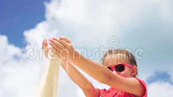 小女孩在热带海滩玩美丽的白沙流动人口视频的预览图
