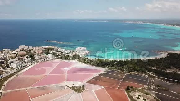 科洛尼亚圣乔迪马略卡西班牙令人惊叹的无人机空中景观粉红色盐滩和迷人的海滩埃斯坦尼斯视频的预览图