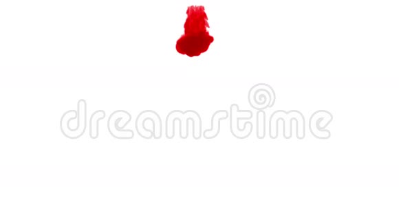 液体中滴墨水的特写镜头红色滴在水中缓慢移动使用inky背景或视频的预览图