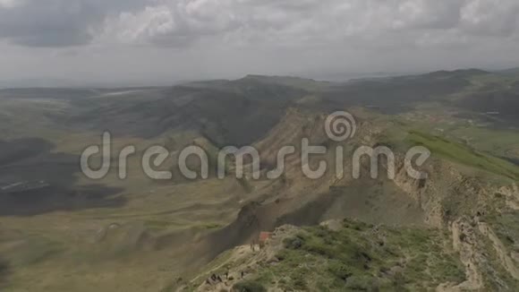 高加索山脉史诗级飞行山和格鲁吉亚河谷美景乔治亚动物水墙无人机4k视频的预览图