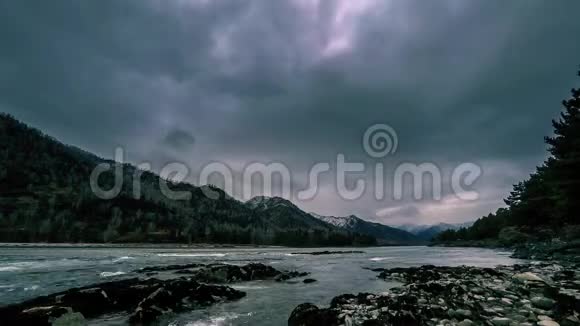 山林附近一条河流的时间流逝巨大的岩石和快速的云层移动视频的预览图