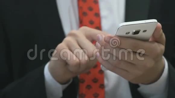 男人拿着白色手机在室内视频的预览图