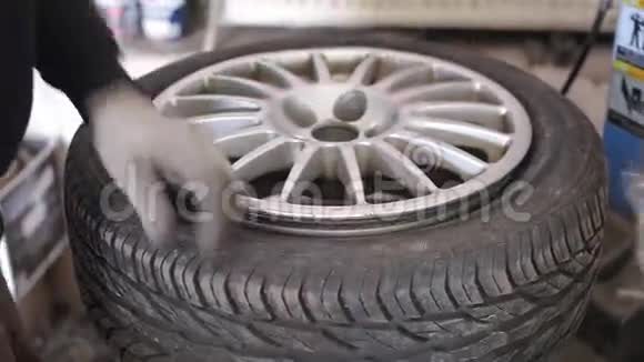 维修汽车车轮的技工视频的预览图