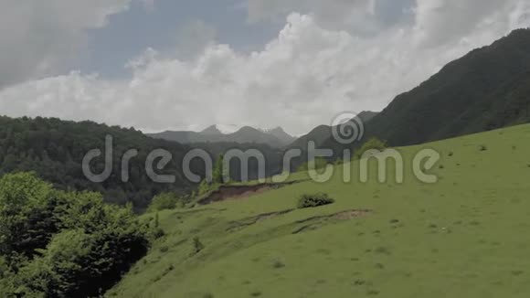 格鲁吉亚山区山谷卡兹贝吉北高加索无人驾驶飞机视频的预览图