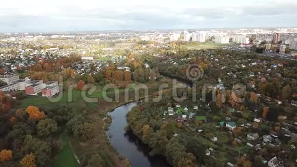 卢西萨河美丽的秋景视频的预览图