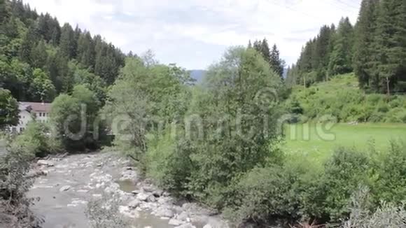清除道路滑坡后泥石流在奥地利阿尔卑斯山萨尔茨堡视频的预览图