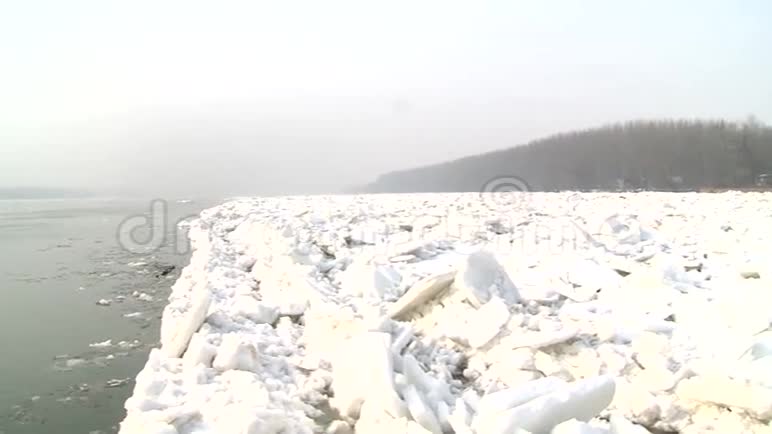 在河上结冰视频的预览图