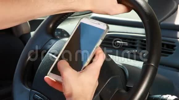 开车的人在打电话视频的预览图