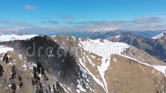 瑞士阿尔卑斯山雪峰的空中无人机景瑞士罗谢斯德纳耶山峰视频的预览图