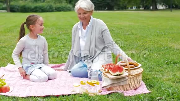 在公园野餐的祖母和孙女视频的预览图