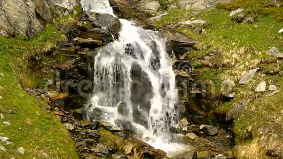 阿尔卑斯山急流上的急流水流过白色的巨石和气泡视频的预览图