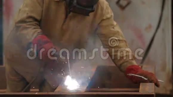 在工业工厂工作的焊工视频的预览图
