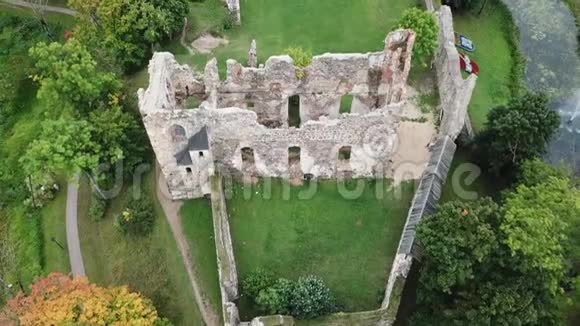 一座古中世纪城堡的废墟拉脱维亚多贝利航空无人机顶景4KUHD视频视频的预览图