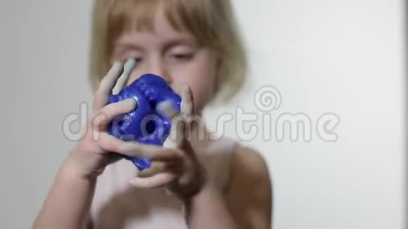 孩子喜欢做黏液孩子玩手工制作的玩具黏液视频的预览图