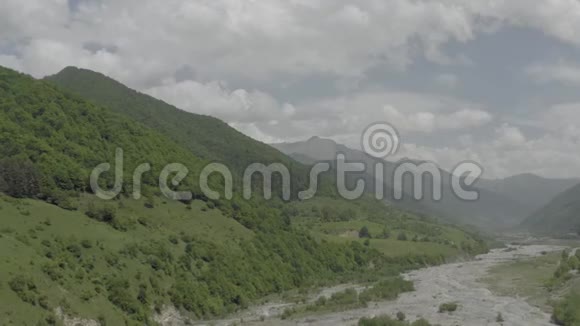 格鲁吉亚山脉河谷卡兹贝吉北高加索无人驾驶飞机飞行视频的预览图