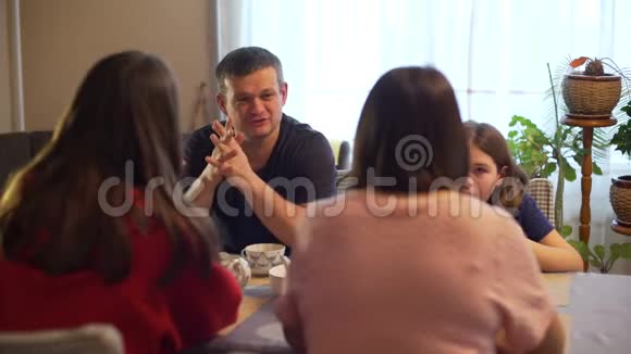家人喝茶聊天视频的预览图