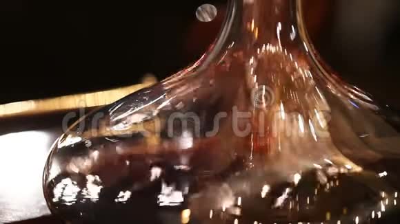 一个侍酒师把红酒倒进酒壶视频的预览图