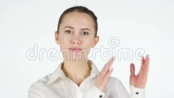 拍女人白色背景视频的预览图