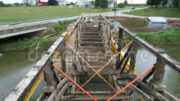 拆除一座174年老伯尔拱桁架设计覆盖桥梁视频的预览图