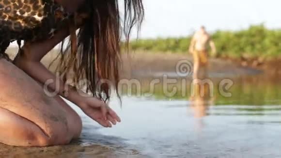 原始女人从池塘里喝水视频的预览图