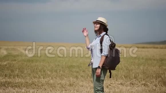 一位年轻女子户外旅游的肖像视频的预览图