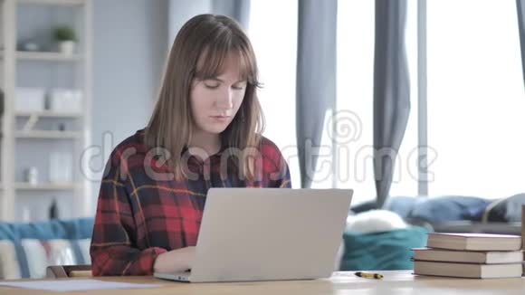 在笔记本电脑上工作的休闲少女视频的预览图