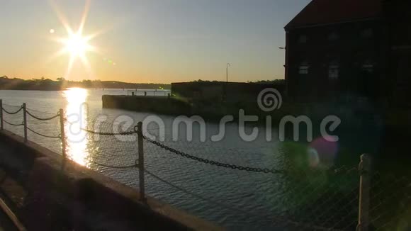 日落和水的景色视频的预览图