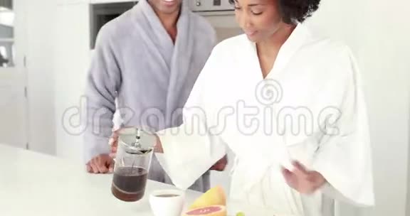 浪漫的微笑夫妇一起吃早餐视频的预览图