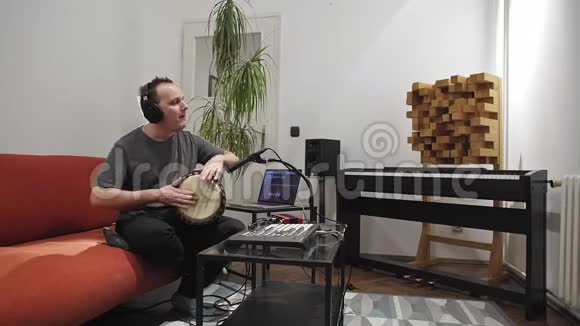音乐家在家庭音乐工作室演奏djembe鼓乐器视频的预览图