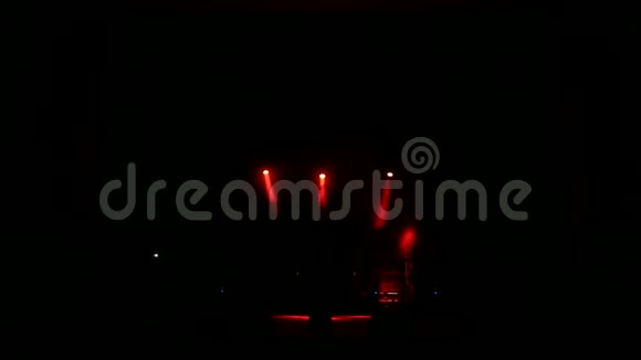 多彩舞台灯光灯光在演唱会上展现灯光和烟雾显示视频的预览图