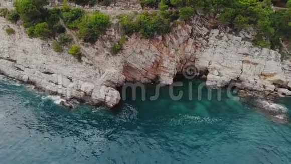 亚得里亚海岩石海岸鸟瞰图视频的预览图