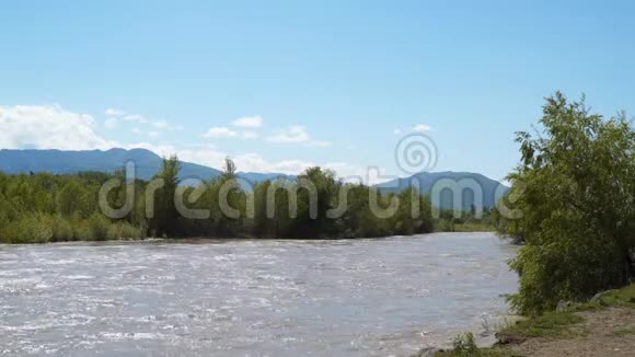 格鲁吉亚山谷中的河流视频的预览图