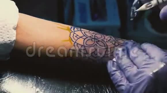 纹身师傅在手上做纹身特写视频的预览图