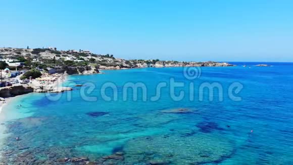 希腊克里特岛海滩蓝色地中海和泻湖的空中全景视频的预览图
