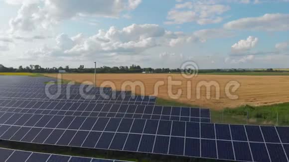 太阳能电池板农场的鸟瞰图无人驾驶飞机飞越太阳能电池板领域可再生绿色替代能源视频的预览图