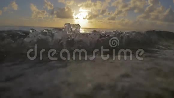 日落时海岸上的海浪视频的预览图