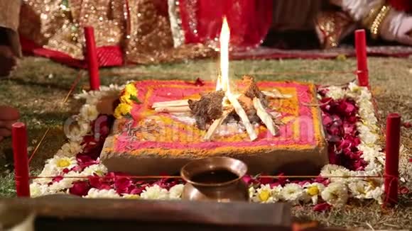 在乔德普尔举行的印度教传统婚礼上的神圣之火视频的预览图