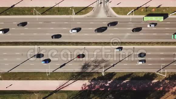 城市道路交通的空中拍摄视频的预览图