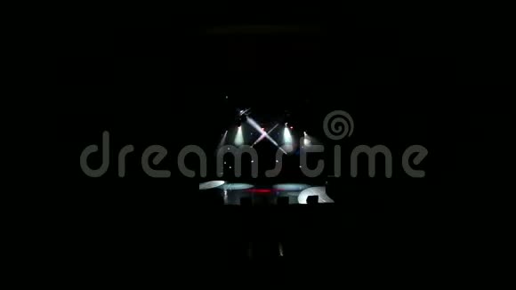 多彩舞台灯光灯光在演唱会上展现灯光和烟雾显示视频的预览图