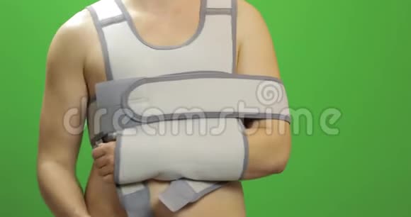 人肩伤用于固定肘关节和肱骨带的绷带视频的预览图