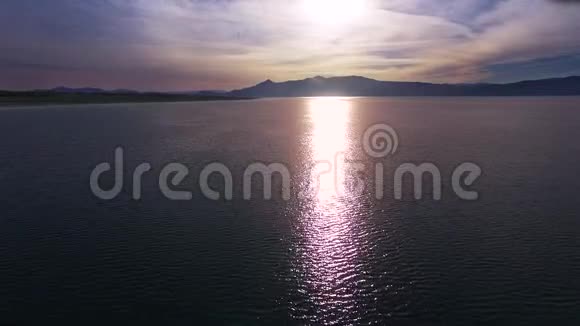 生动的紫湖落日航拍视频的预览图