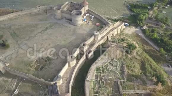 在乌克兰敖德萨地区阿克曼要塞和古城提拉比霍罗德德涅斯特罗夫斯基伊上空无人驾驶飞机飞行视频的预览图