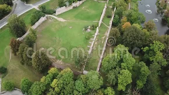 一座古中世纪城堡的废墟拉脱维亚多贝利航空无人机顶景4KUHD视频视频的预览图